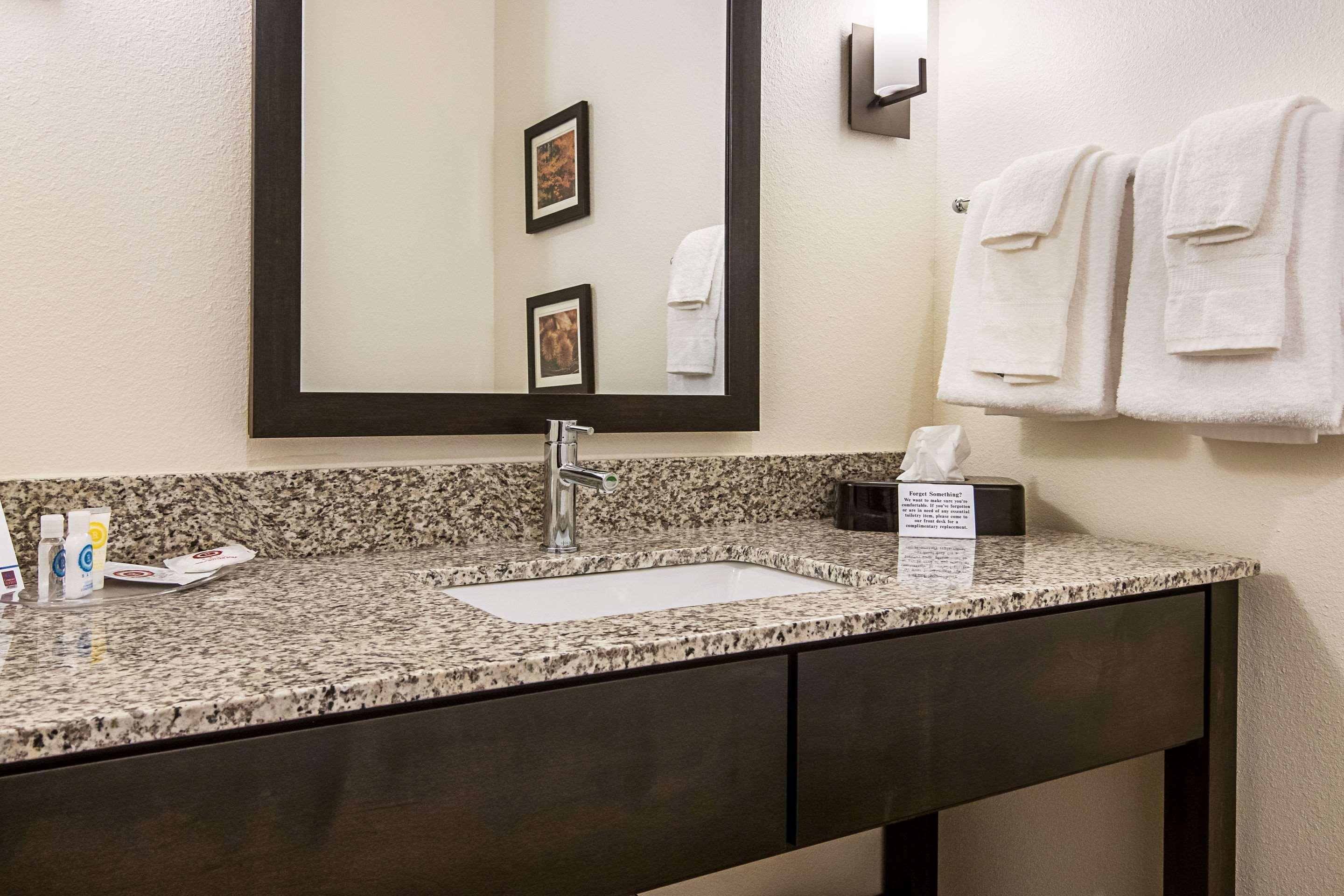 Comfort Suites Wooster Near University Campus Buitenkant foto